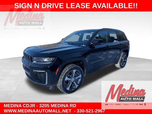 2026 Jeep Grand Cherokee Limited in Diamond Black Crystal Pearl-Coat Exterior Paint — front three-quarter view