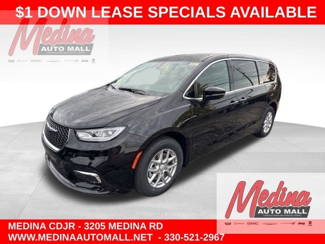 2026 Chrysler Pacifica Select in Diamond Black Crystal Pearl-Coat Exterior Paint — front three-quarter view
