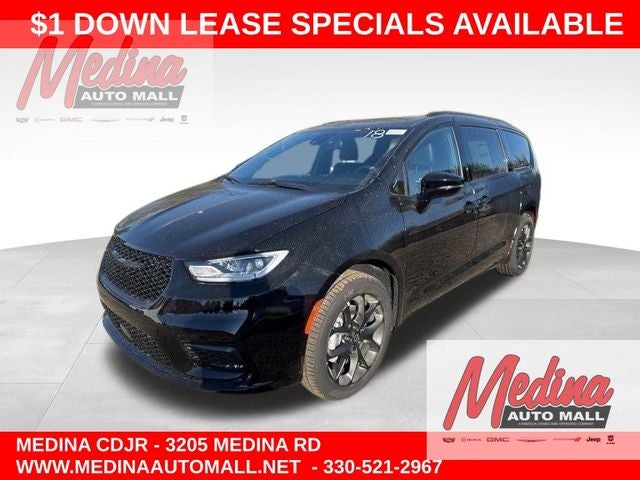 2026 Chrysler Pacifica Limited in Diamond Black Crystal Pearl-Coat Exterior Paint — front three-quarter view